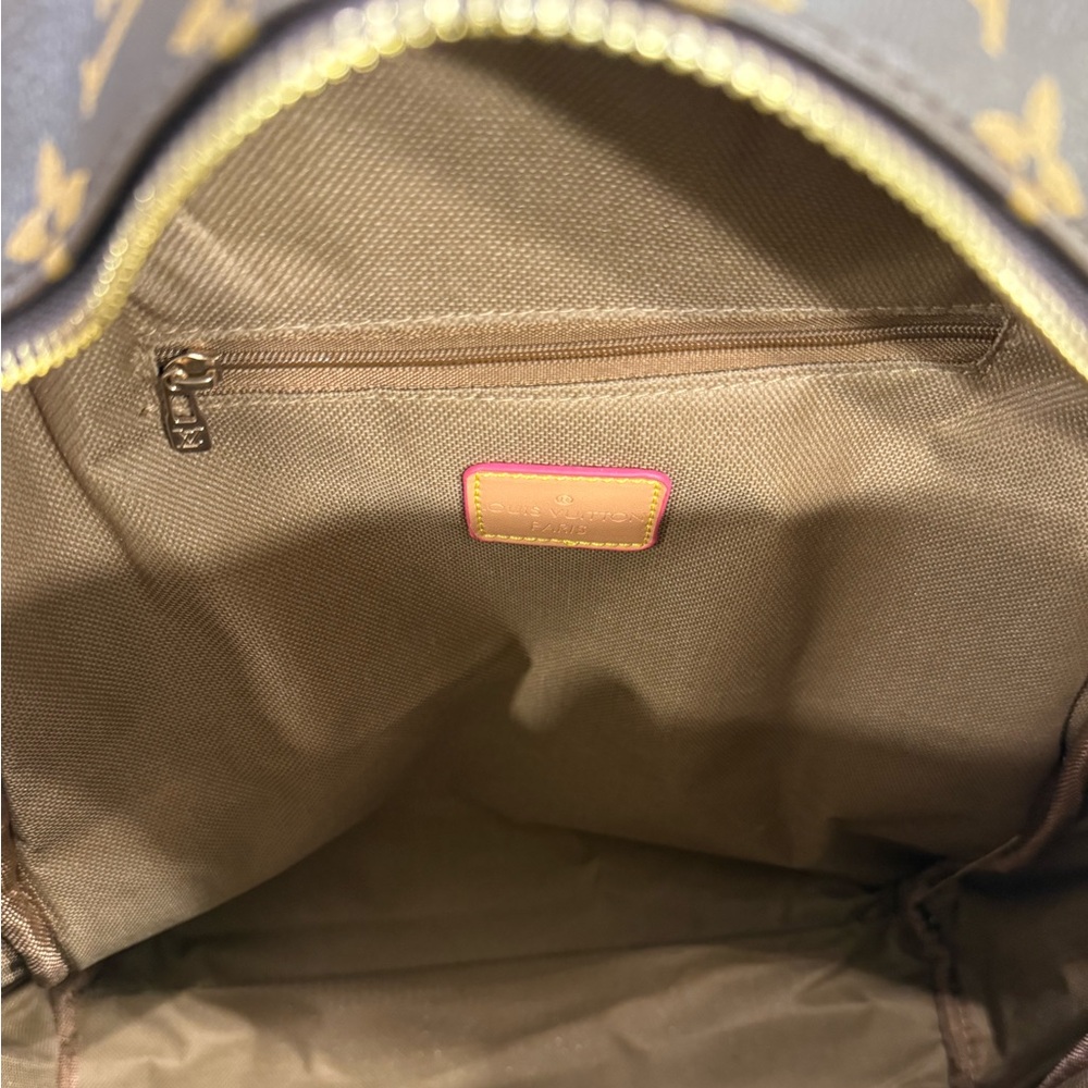 👜 **Louis Vuitton** Pattern Backpack - Picture 10 of 11